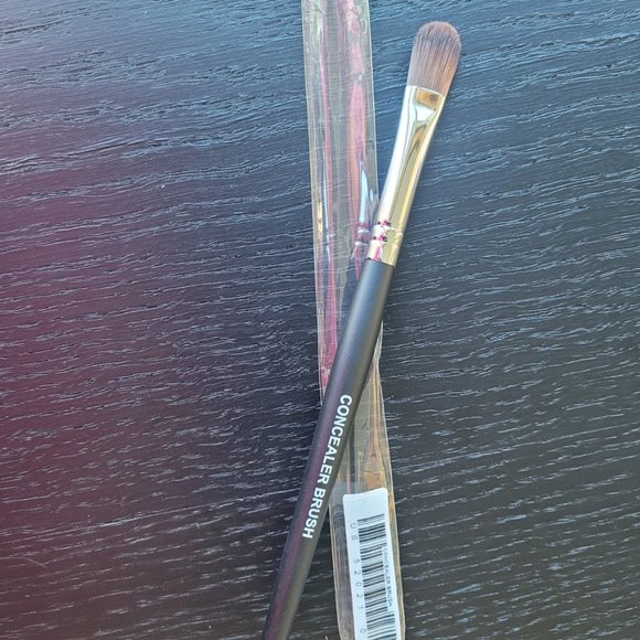 Younique Concealer Brush - Picture 1 of 6